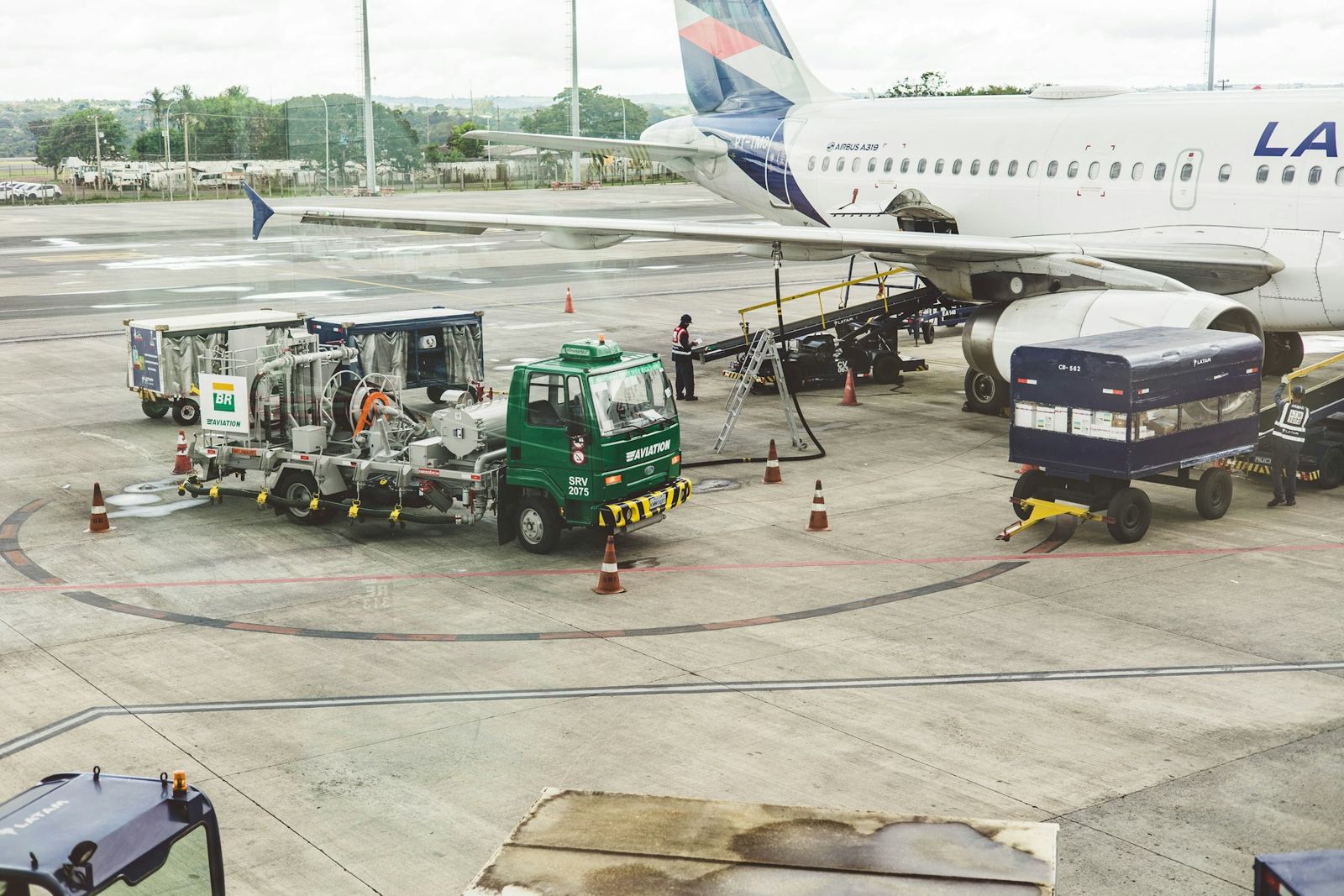 Camion avitailleur raccordé à un avion de ligne sur le tarmac